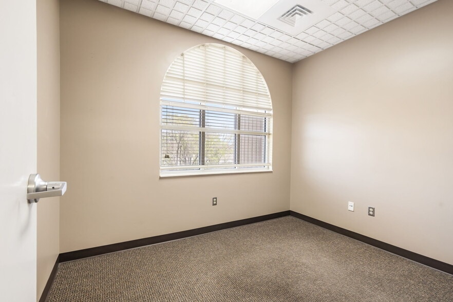 More Photos Of 909 E Republic Rd, Springfield Office For Lease