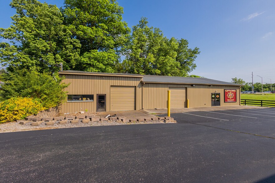 More Photos Of 654 Versailles Rd, Frankfort Showroom For Sale