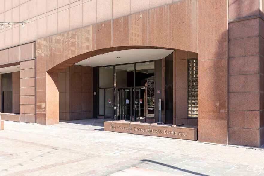 More Photos Of 400 S LaSalle St, Chicago Office For Sale