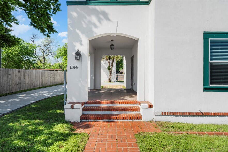 More Photos Of 1314 N 15th St, Waco General Retail For Sale
