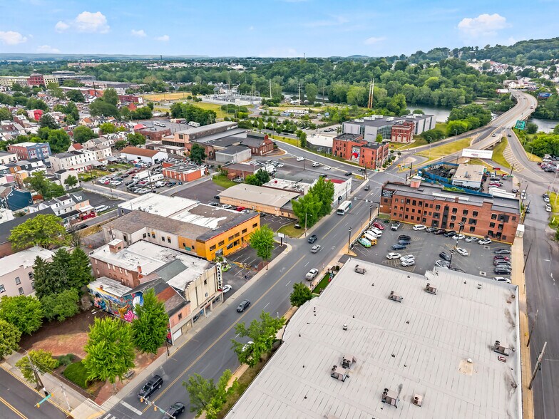 More Photos Of 145-555 Hamilton St, Allentown Showroom For Lease