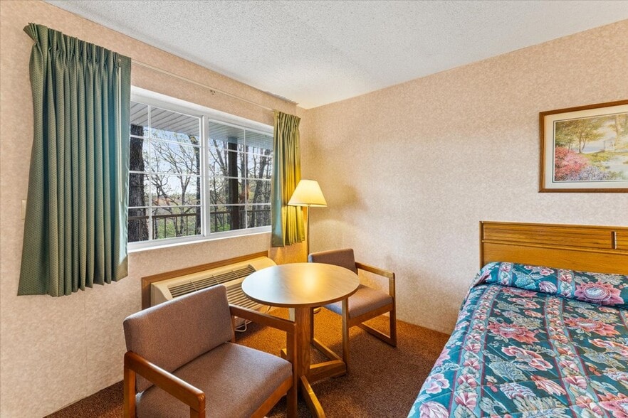 More Photos Of 3043 E Van Buren, Eureka Springs Hotel For Sale