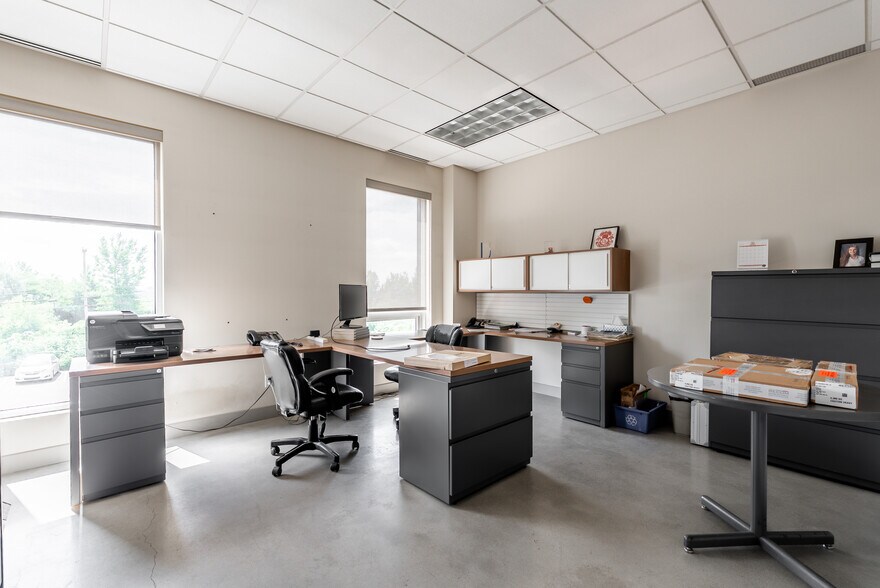 More Photos Of 5281 Boul Cléroux, Laval Warehouse For Lease