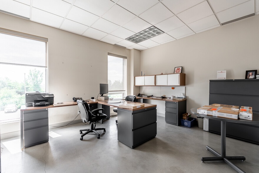 More Photos Of 5281 Boul Cléroux, Laval Warehouse For Sale