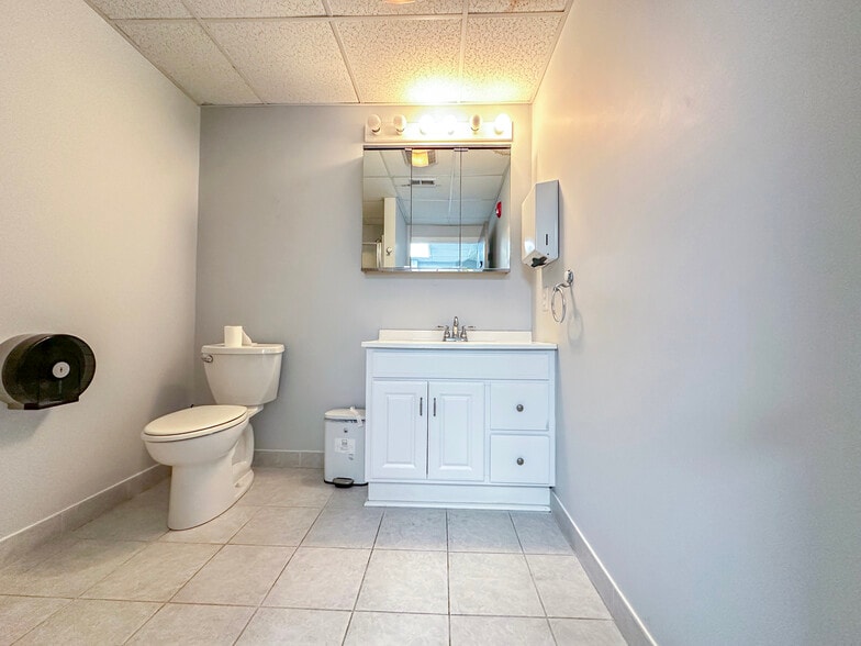 More Photos Of 406 E Pennsylvania Blvd, Feasterville Trevose Light Distribution For Lease