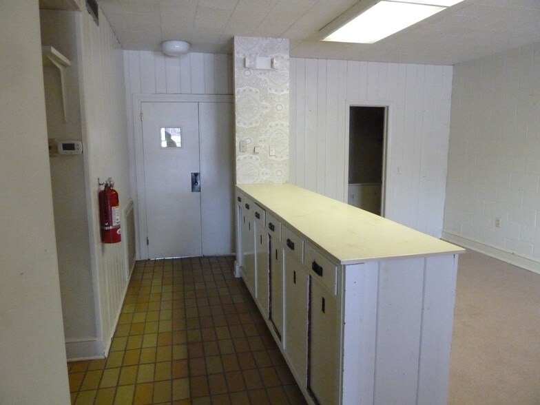 More Photos Of 910 Edgefield St, Greenwood Light Distribution For Sale