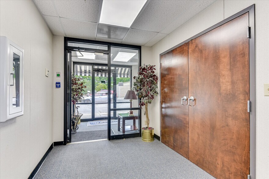 More Photos Of 1089 Augusta Rd, Warrenville Office For Lease