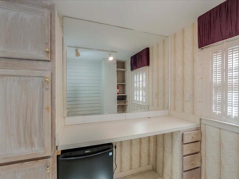 More Photos Of 513 E High St, Lexington Freestanding For Lease