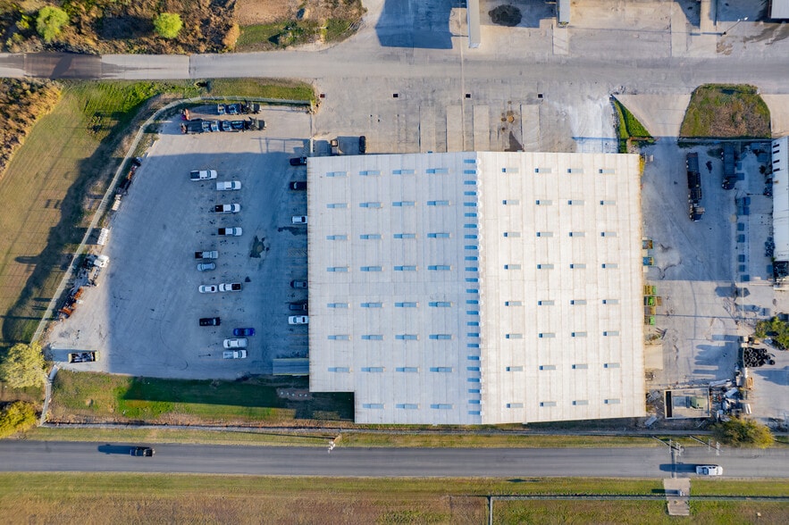 More Photos Of 8175 Bracken Creek Dr, San Antonio Distribution For Lease