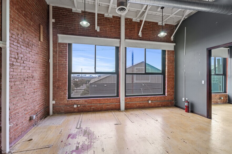 More Photos Of 1931 Bay St, Los Angeles Showroom For Lease