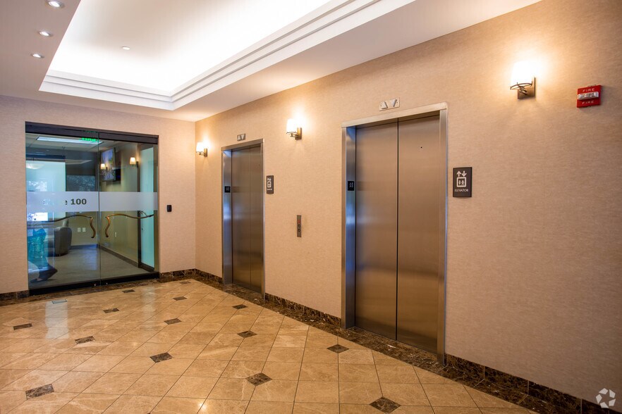 More Photos Of 450 E John Carpenter Fwy, Irving Office For Lease