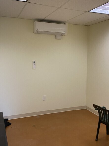 More Photos Of 5215 SE Flavel Dr, Portland Freestanding For Lease