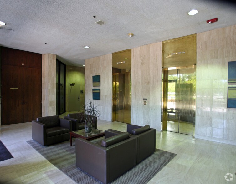 More Photos Of 8555 United Plaza Blvd, Baton Rouge Office For Lease