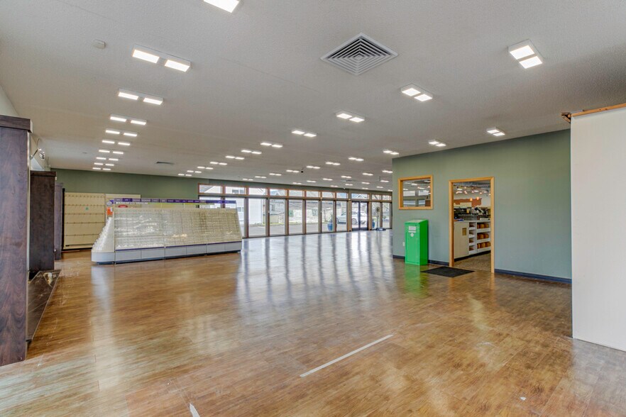 More Photos Of 915 Main Ave, Tillamook Veterinarian Kennel For Lease