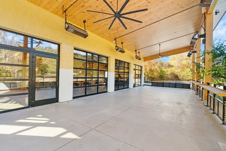 More Photos Of 261 Tinker St, Woodstock Restaurant For Sale