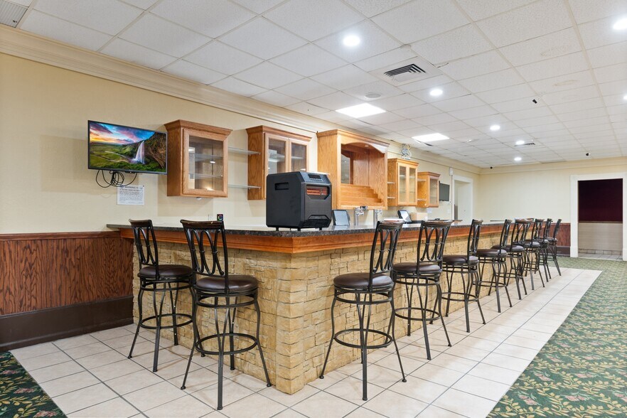 More Photos Of 1530 Cleveland Rd, Sandusky Hotel For Sale