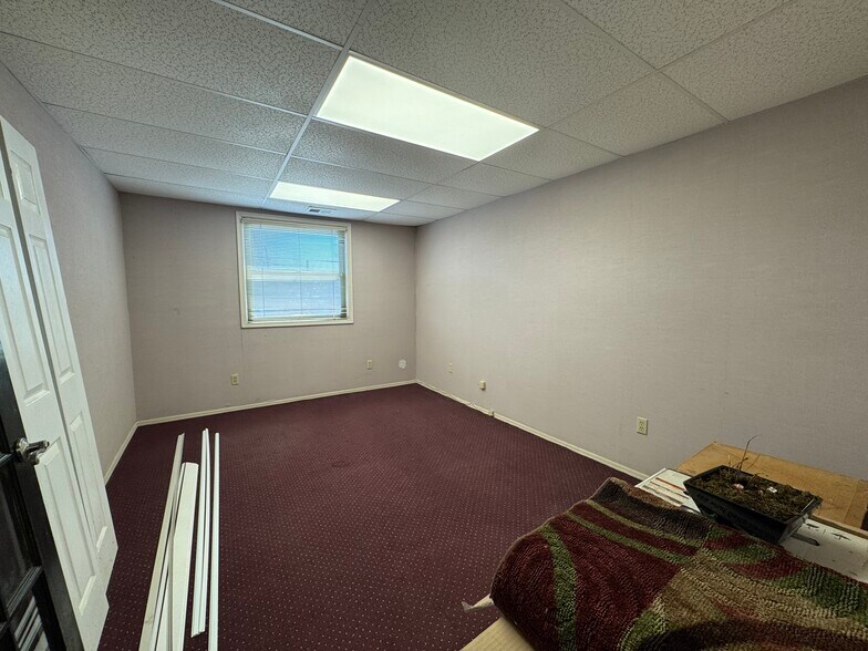 More Photos Of 101-109 Wellwood Ave, Lindenhurst Storefront Retail Office For Lease