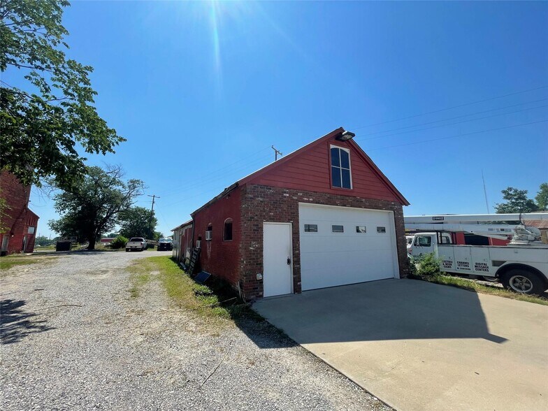 More Photos Of 110 S Houston Ave, Denison Showroom For Sale