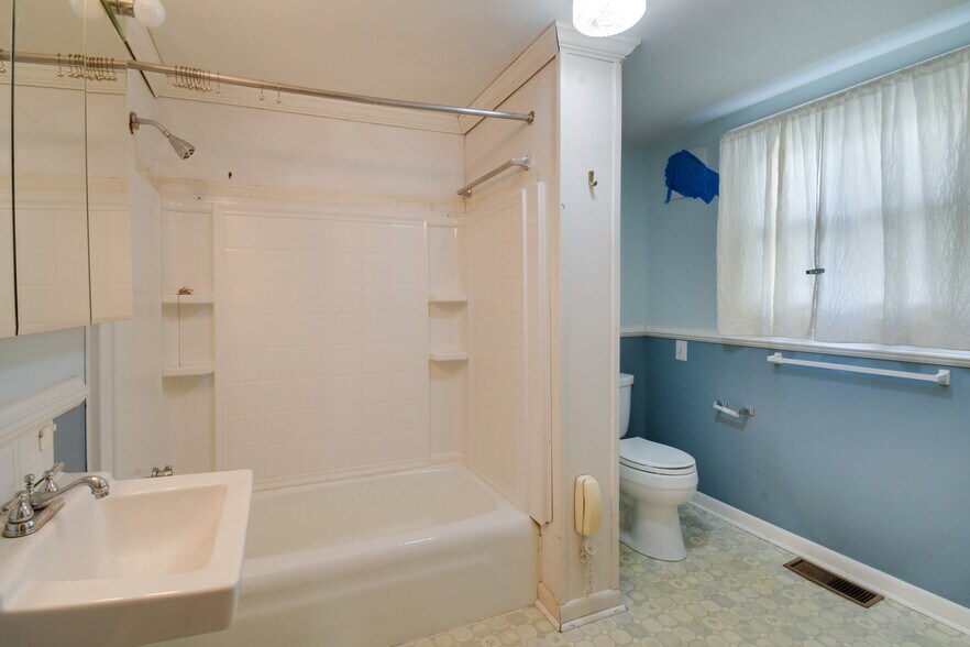 More Photos Of 35 Tinkling Spring Rd, Fishersville Showroom For Sale