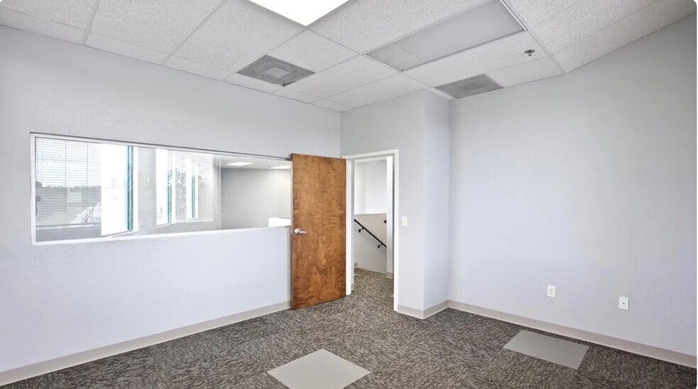More Photos Of 6881 Kingspointe Pky, Orlando Flex For Lease