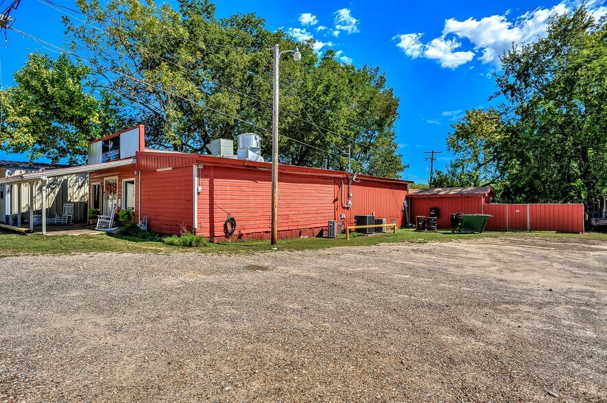 More Photos Of 117 S Franklin St, Colbert Restaurant For Sale