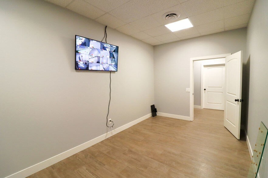 More Photos Of 6050 N Black Canyon Hwy, Phoenix Loft Creative Space For Sale