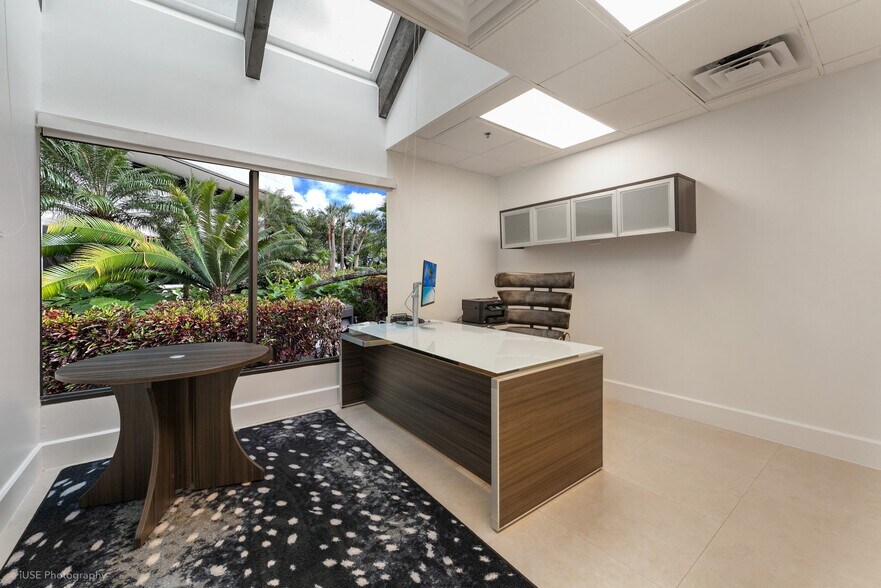 More Photos Of 520 Brickell Key Dr, Miami Apartments For Lease