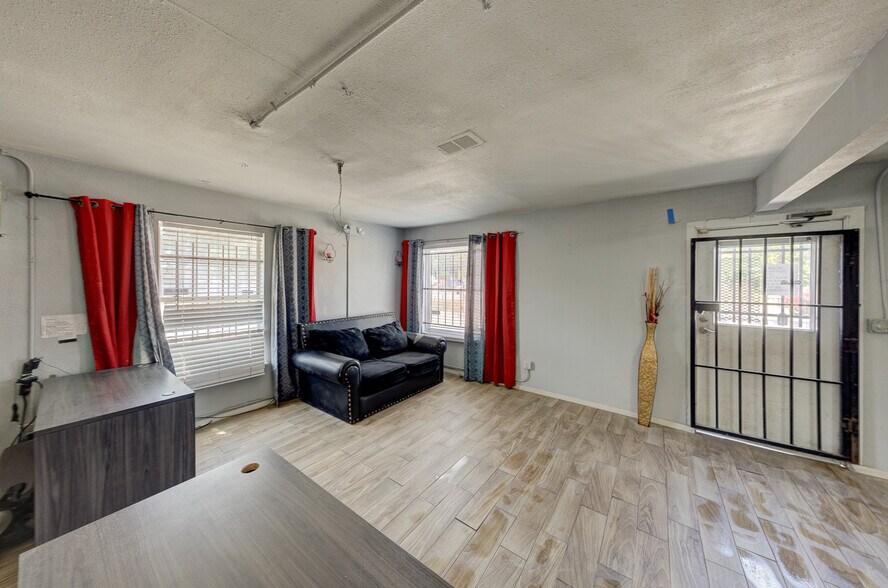 More Photos Of 8002-8004 Homestead, Houston Freestanding For Sale