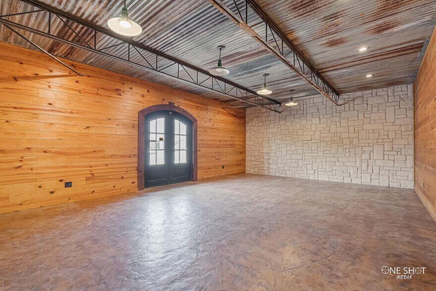 More Photos Of 1929 S Treadaway Blvd, Abilene Showroom For Lease