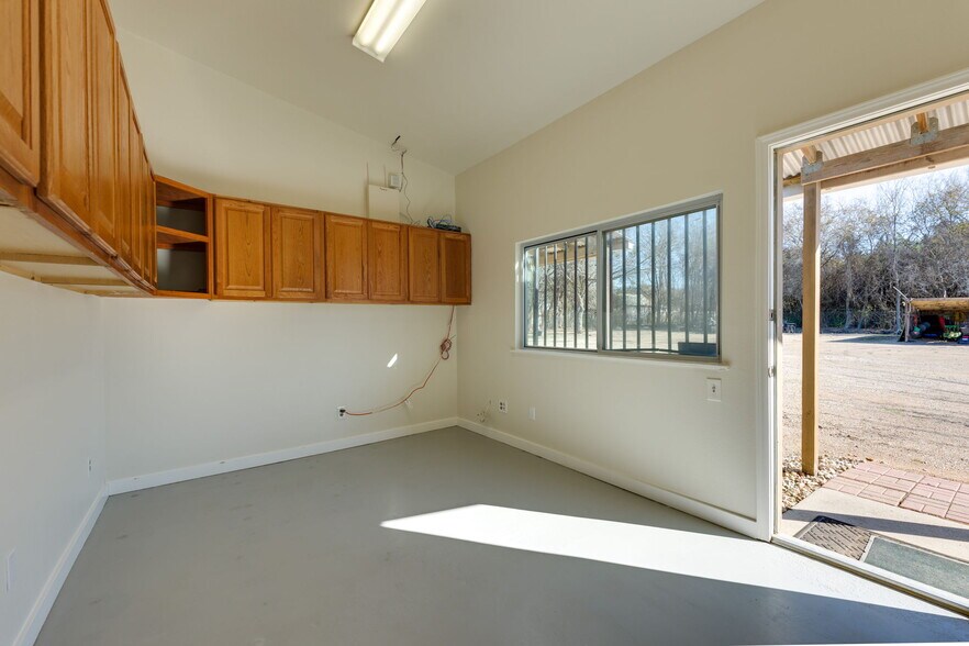 More Photos Of 7310 Sherwood Rd, Austin Flex For Lease
