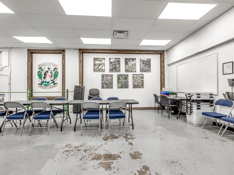 More Photos Of 212 W Main St, Shawnee Storefront Retail Office For Lease