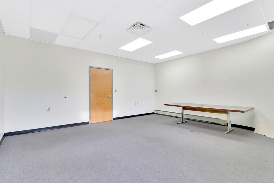 More Photos Of 40 Commercial Ave, Middletown Warehouse For Lease