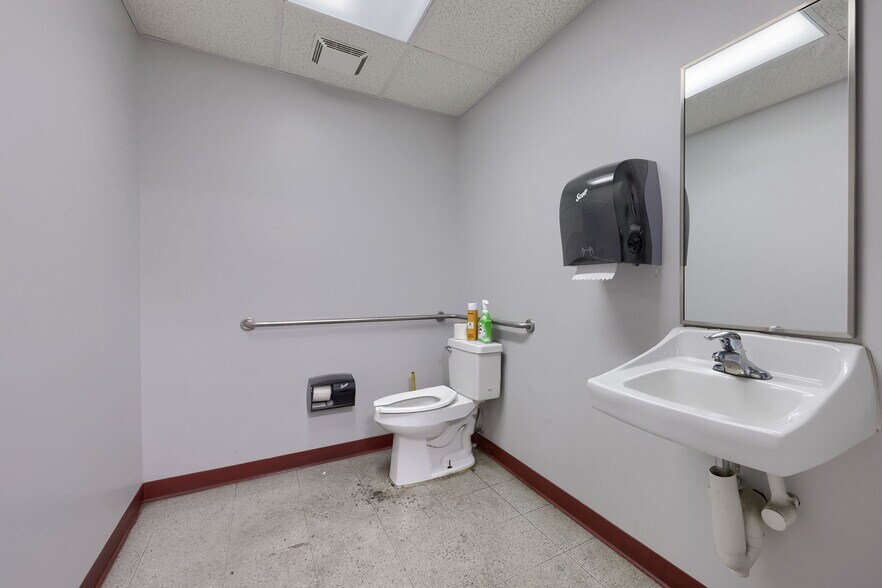 More Photos Of 220 Orlan Rd, New Holland Showroom For Sale