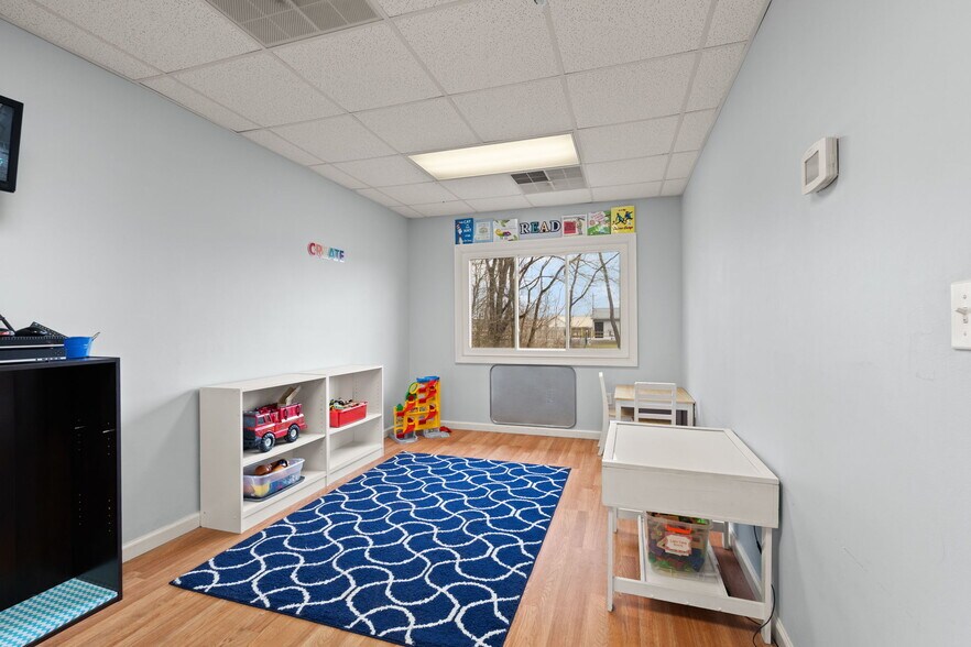More Photos Of 1990 NW In-337, Corydon Medical For Sale