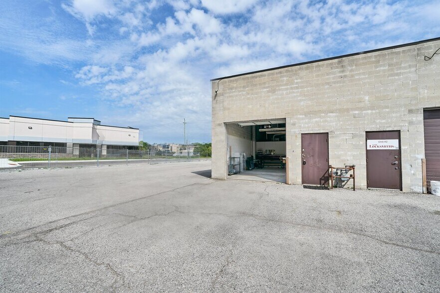 More Photos Of 676 Monarch Ave, Ajax Showroom For Sale