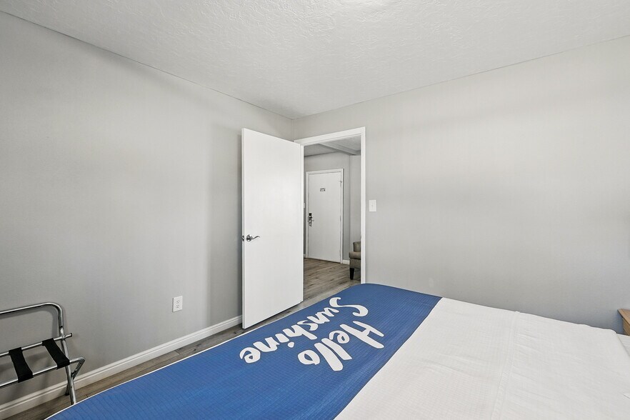 More Photos Of 91 E Main St, Bicknell Hotel For Sale