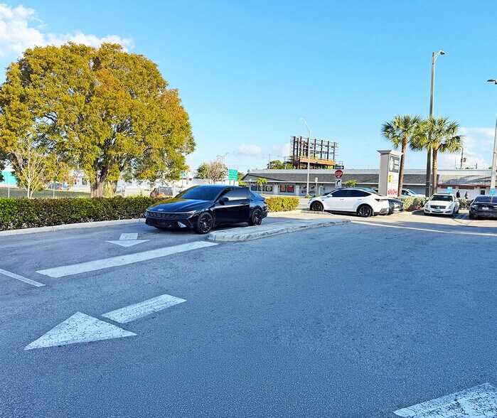 More Photos Of 2890 W Broward Blvd, Fort Lauderdale Freestanding For Lease