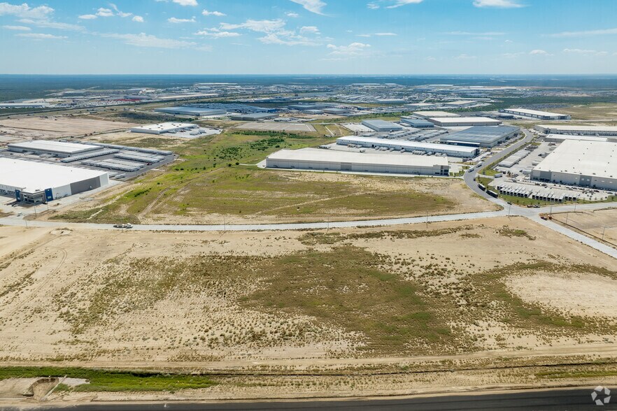 More Photos Of 15409 Fatima Dr, Laredo Industrial For Lease