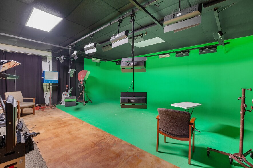 More Photos Of 531 W Main St, Denison Office For Sale