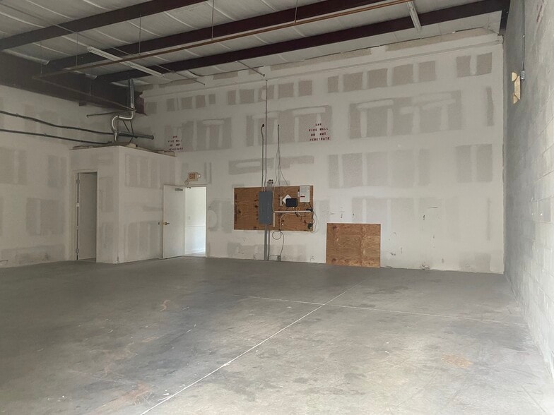 More Photos Of 2047-2071 Global Ct, Sarasota Warehouse For Lease