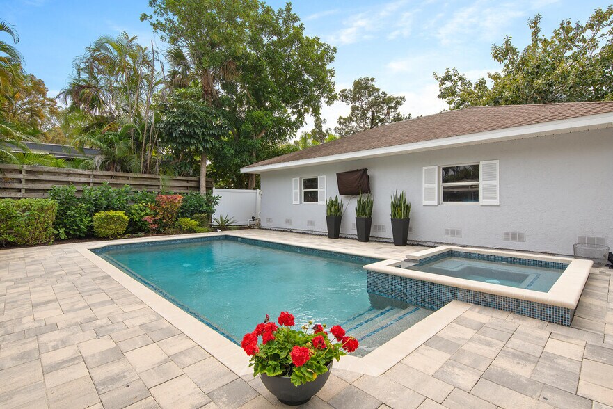 More Photos Of 185 Faubel St, Sarasota Specialty For Sale
