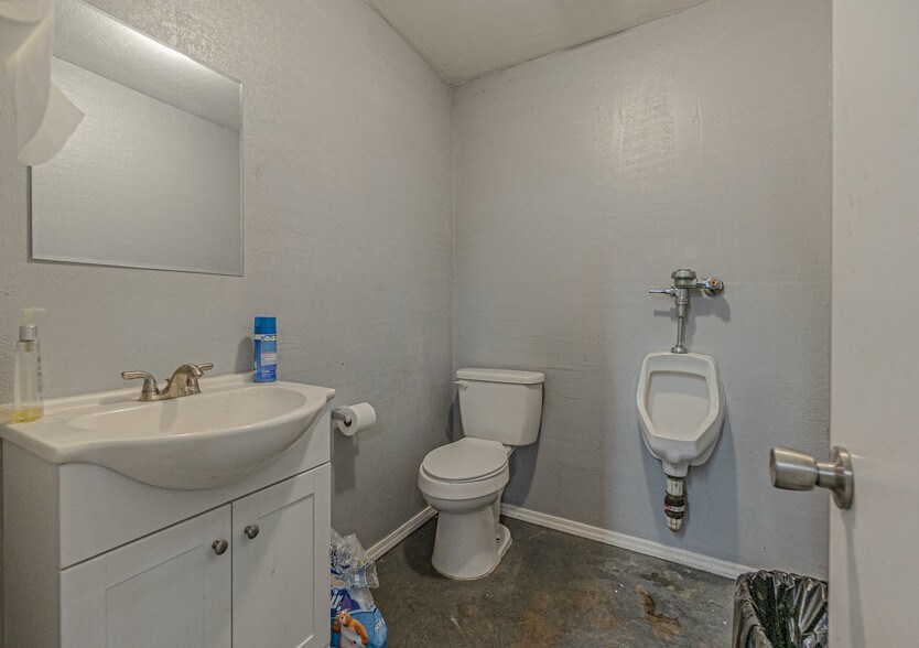 More Photos Of 700 N Main St, Lexington Warehouse For Lease