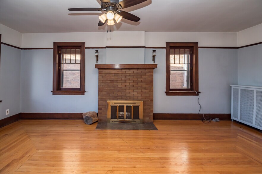 More Photos Of 71 N Williams St, Crystal Lake Storefront Retail Residential For Sale