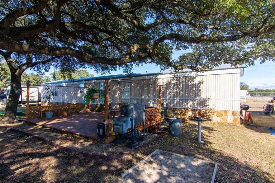 More Photos Of 500 Southland Dr, Burnet Flex For Lease