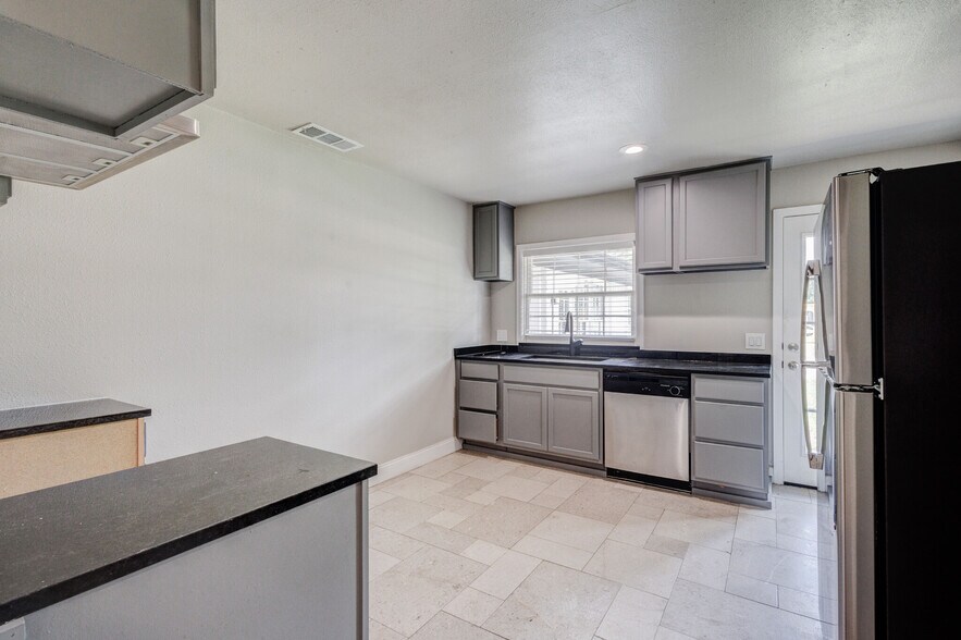 More Photos Of 4877 Sam Rayburn Hwy, Anna Office For Lease