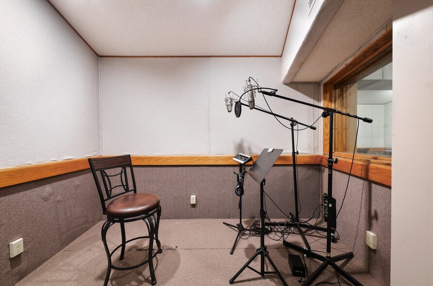 More Photos Of 931 26th St, Bakersfield Movie Radio TVStudio For Sale