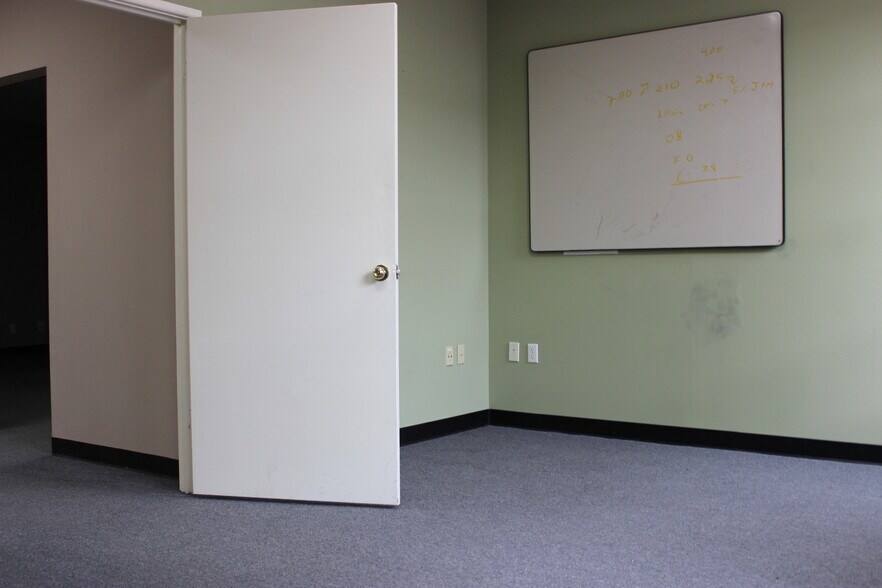 More Photos Of 2340 Whitney Ave, Hamden Storefront Retail Office For Lease