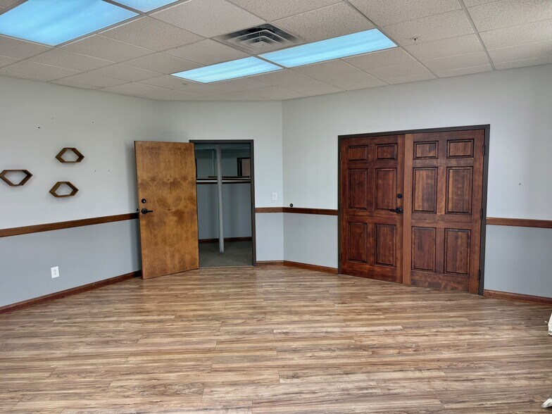More Photos Of 641 Lincoln Way W, Massillon Showroom For Lease