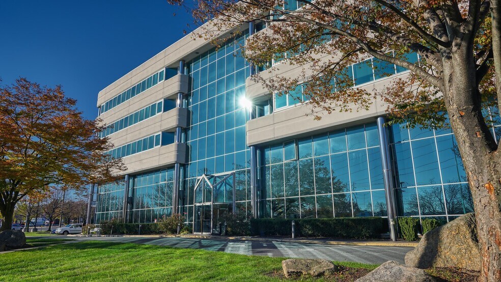 More Photos Of 1601 Veterans Memorial Hwy, Islandia Office For Lease