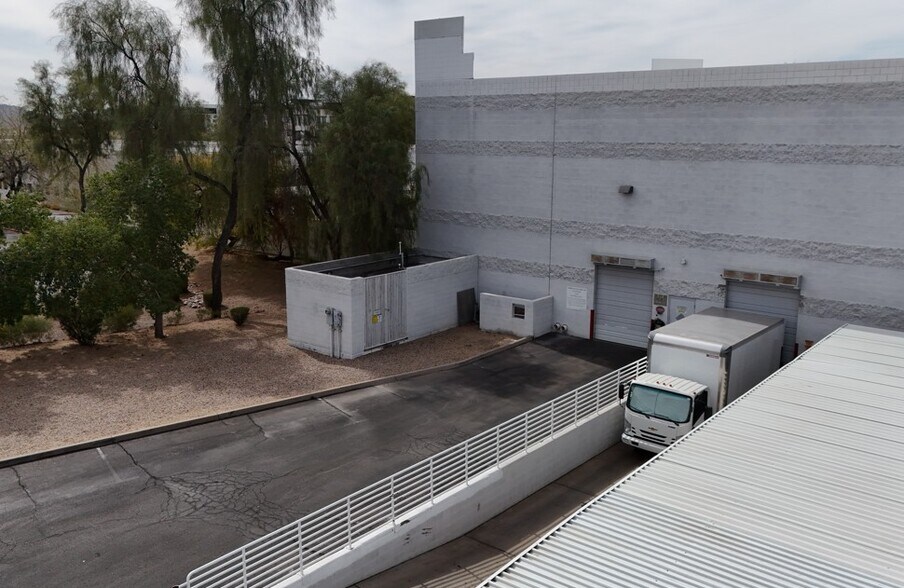 More Photos Of 7435 E Tierra Buena Ln, Scottsdale Warehouse For Lease